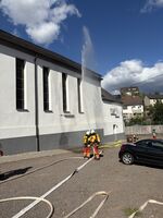 Bild zeigt Feuerwehrleute aus allen Löschbezirken bei der Jahreshauptübung der Freiwilligen Feuerwehr Schmelz im Löschbezirk Michelbach
