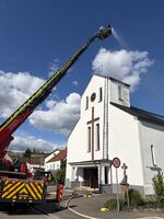 Bild zeigt Feuerwehrleute aus allen Löschbezirken bei der Jahreshauptübung der Freiwilligen Feuerwehr Schmelz im Löschbezirk Michelbach