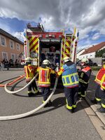 Bild zeigt Feuerwehrleute aus allen Löschbezirken bei der Jahreshauptübung der Freiwilligen Feuerwehr Schmelz im Löschbezirk Michelbach