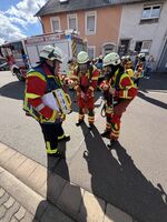 Bild zeigt Feuerwehrleute aus allen Löschbezirken bei der Jahreshauptübung der Freiwilligen Feuerwehr Schmelz im Löschbezirk Michelbach