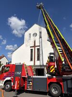 Bild zeigt Feuerwehrleute aus allen Löschbezirken bei der Jahreshauptübung der Freiwilligen Feuerwehr Schmelz im Löschbezirk Michelbach