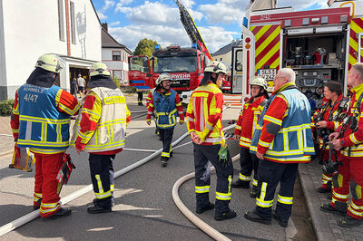 Bild zeigt Feuerwehrleute aus allen Löschbezirken bei der Jahreshauptübung der Freiwilligen Feuerwehr Schmelz im Löschbezirk Michelbach