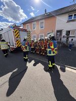 Bild zeigt Feuerwehrleute aus allen Löschbezirken bei der Jahreshauptübung der Freiwilligen Feuerwehr Schmelz im Löschbezirk Michelbach
